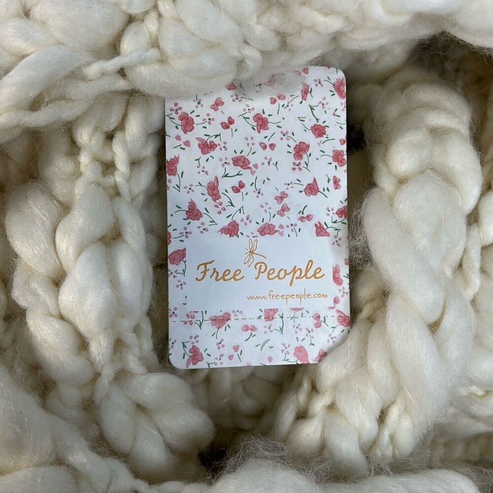 Free People Chunky Infinity Scarf Ivory Acrylic Bulky - Picture 2 of 5